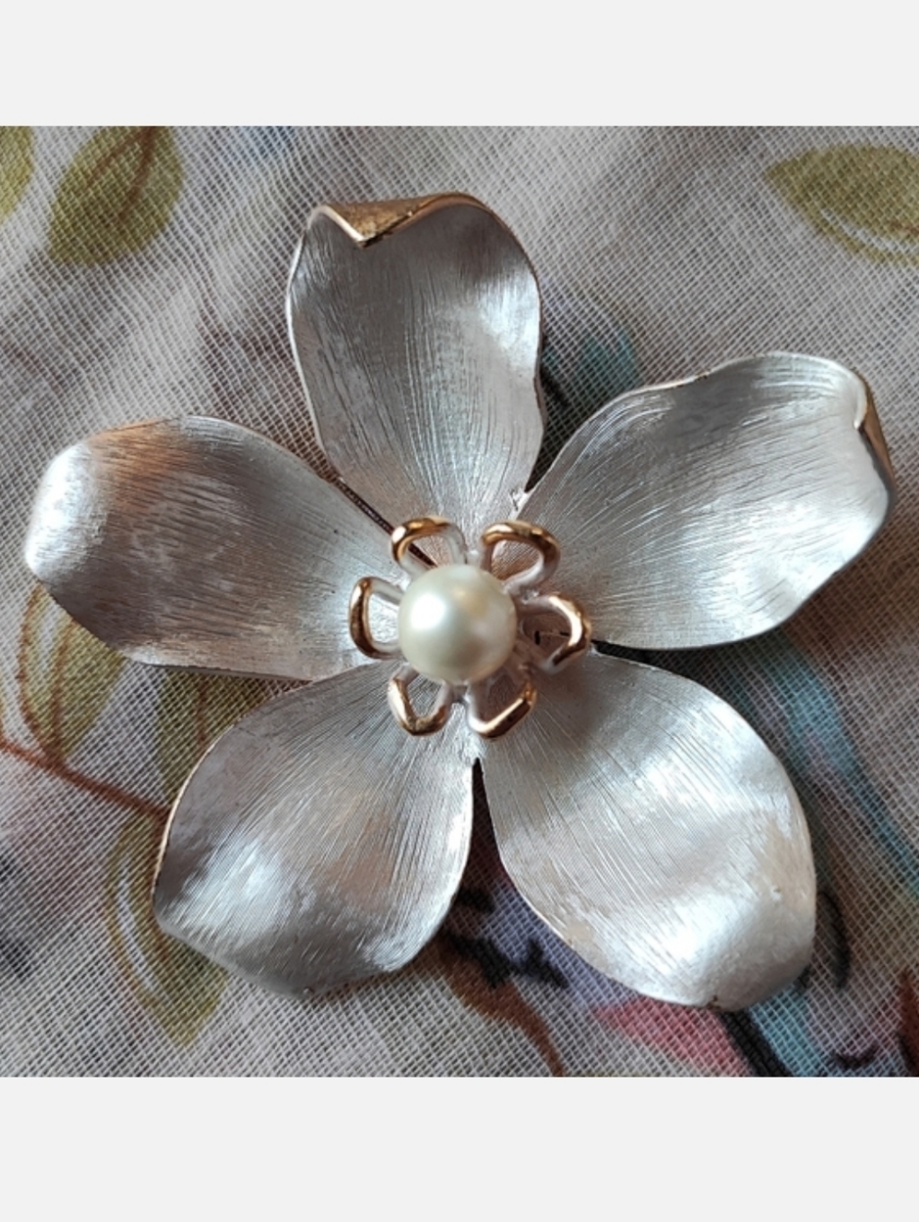 Frosted Matte White Enameled Unsigned Boucher? Vintage Brooch Blazer Pin Unisex